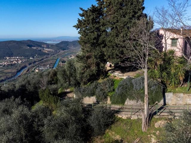 Casa di campagna in vendita di 320 m² in Via Statale Abetone Rigoli