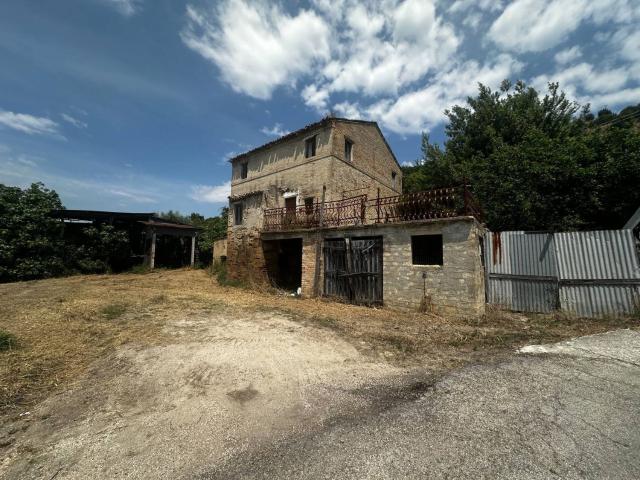 Casa di campagna in vendita di 330 m² in Strada Communale Bore di Tenna, 25