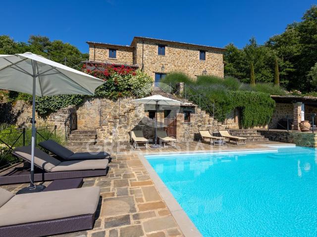 Casa di campagna in vendita di 332 m² in Via del Cassero
