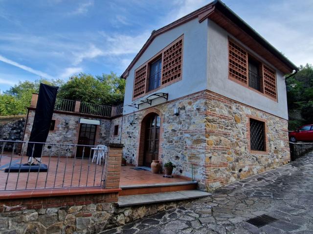 Casa di campagna in vendita di 350 m² in Via Sarzanese Valdera, 2100