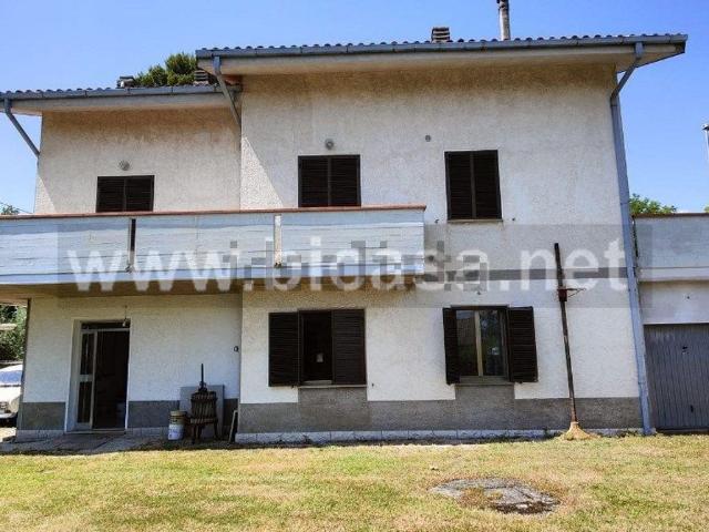 Casa di campagna in vendita di 373 m² in Via Monte Matera, 1