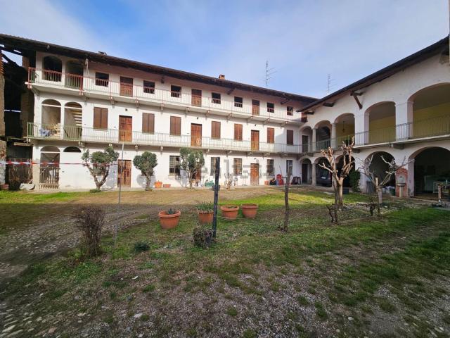 Casa di campagna in vendita di 385 m² in Via A. Gramsci, 76