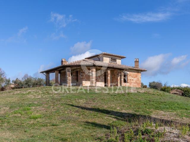 Casa di campagna in vendita di 388 m² in Via del Poggio