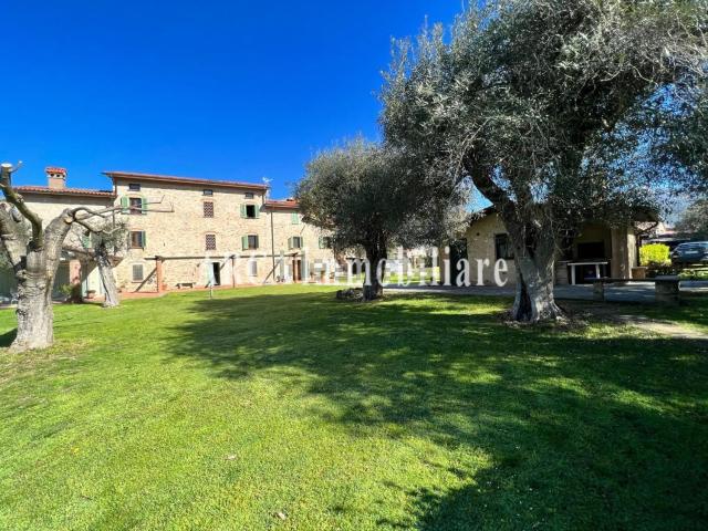 Casa di campagna in vendita di 380 m² in Via Sirio Giannini