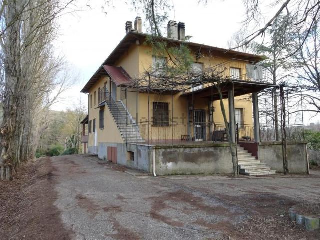 Casa di campagna in vendita di 403 m² in Via Goccianello