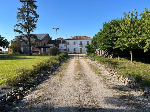 Casa di campagna in vendita di 445 m² in Via Coatta Marzola