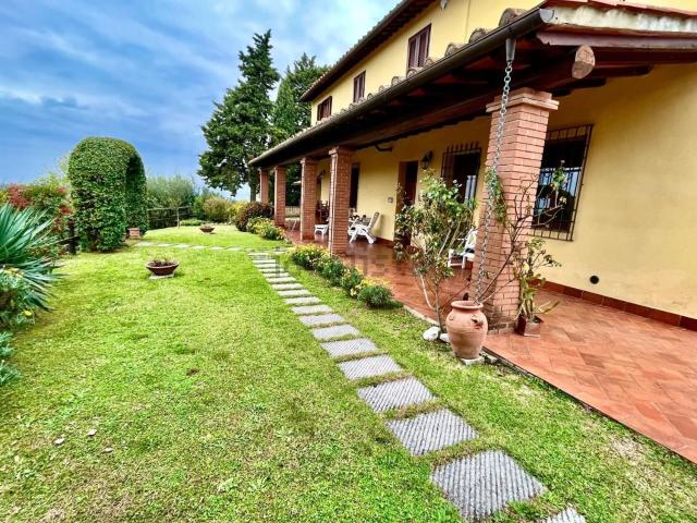 Casa di campagna in vendita di 440 m² in Via Chiecina