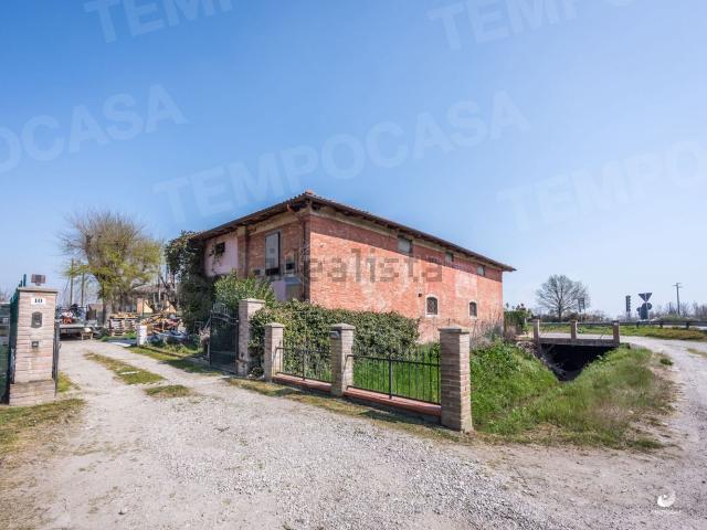 Casa di campagna in vendita di 440 m² in Via Guglielmo Marconi