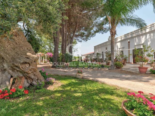 Casa di campagna in vendita di 450 m² in Contrada Stornara