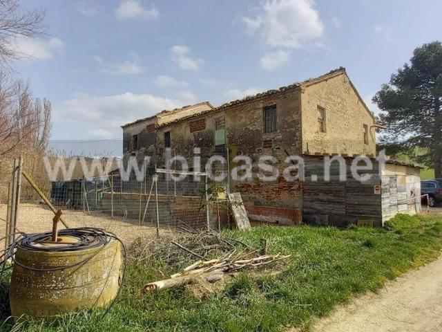 Casa di campagna in vendita di 452 m² in Strada Per Montecchio