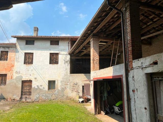 Casa di campagna in vendita di 540 m² in Via Cantarana