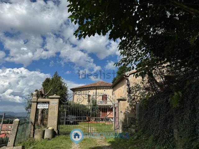 Casa di campagna in vendita di 550 m² in Via Cẚ Mariani