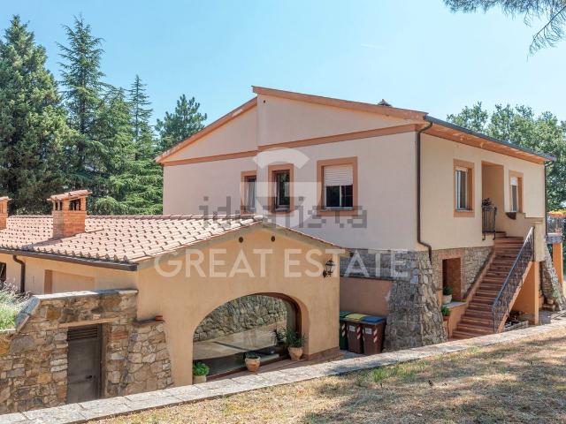Casa di campagna in vendita di 628 m² in Strada Statale 317