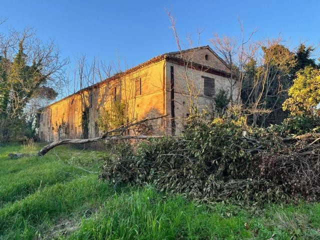Casa di campagna in vendita di 620 m² in Via Malviano A