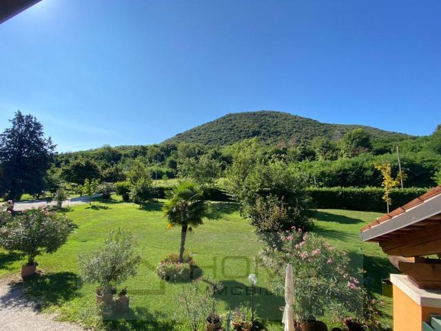 Casa di campagna in vendita di 689 m² in Via Belvedere