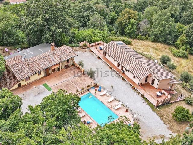 Casa di campagna in vendita di 800 m² in Via Fosso Serpentaio, 8