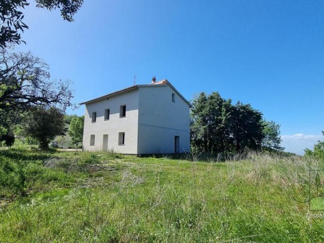 Casa di campagna in vendita vicino a Pomarance, circondata d. 200m² Pomarance