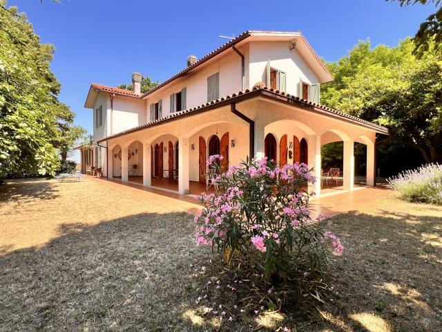 Casa di campagna panoramica con 3 ettari di terreno 320m² Gradara
