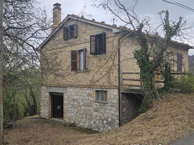 Casa di campagna rustica nelle Marche Parco Nazionale dei M. 160m² Force