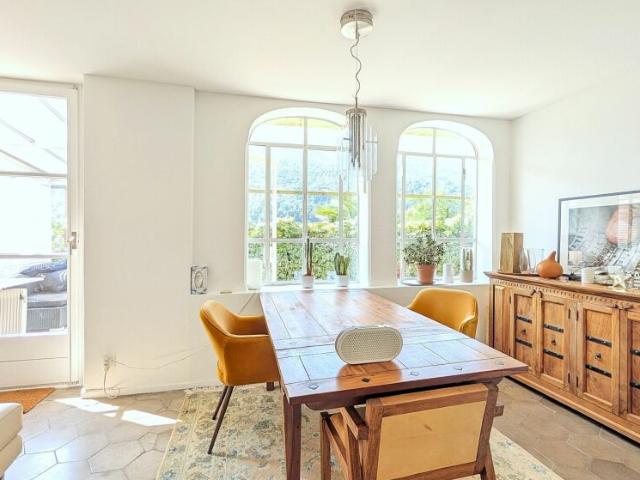 Casa di charme con giardino d'inverno e panorama sulle montagne