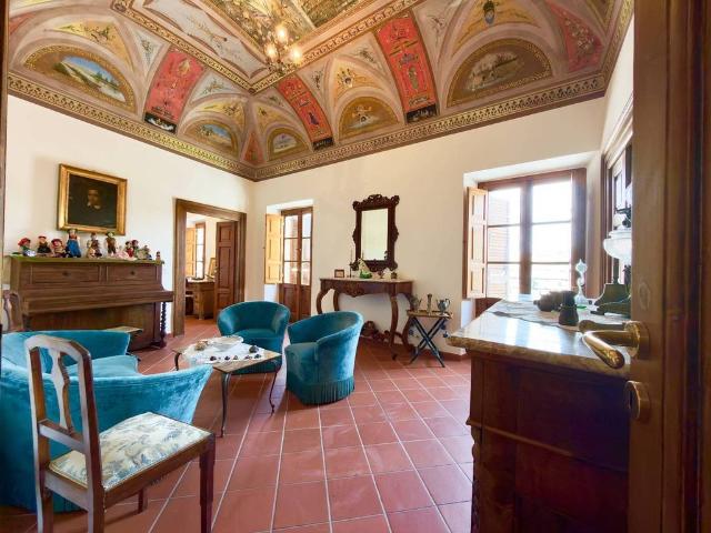 Casa di lusso di 240 mq in vendita Piazza del Mercato, Capestrano, Abruzzo