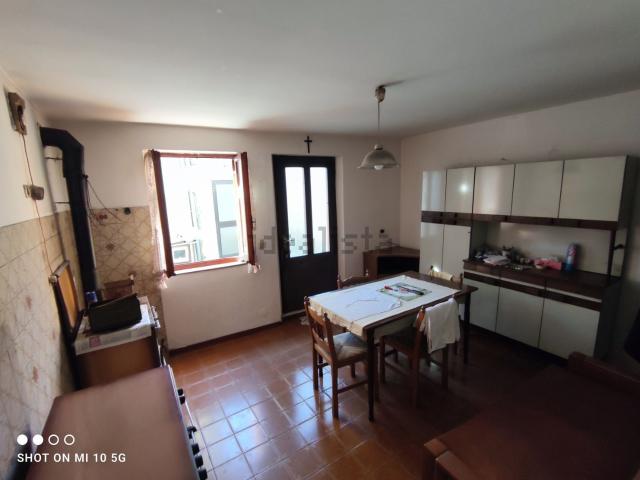 Casa di paese in vendita di 107 m² in Via Lonzano, 39