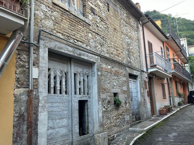 Casa di paese in vendita di 109 m² in Via Catullo, 3