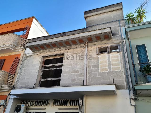 Casa di paese in vendita di 110 m² in Via Francesco Crispi