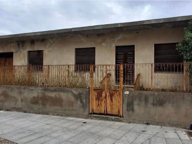 Casa di paese in vendita di 1200 m² in Via Giovanni Battista Tuveri