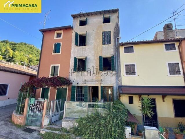 Casa di paese in vendita di 134 m² in Via Villa di Azzago, 21