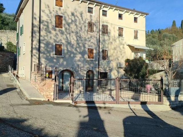 Casa di paese in vendita di 135 m² in Via Santi