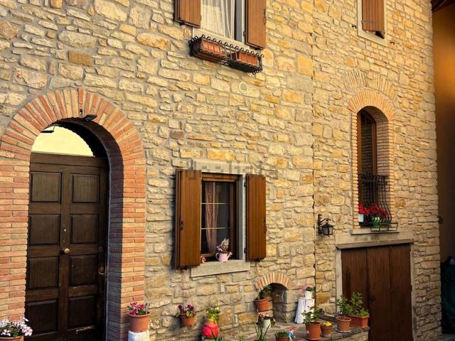 Casa di paese in vendita di 137 m² in Via Ca&apos  di romagnolo, 26