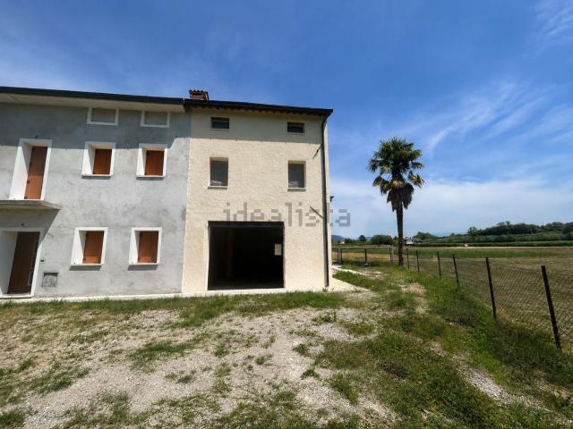 Casa di paese in vendita di 140 m² in Via Malombra