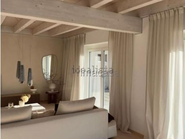 Casa di paese in vendita di 140 m² in Via A. Badile