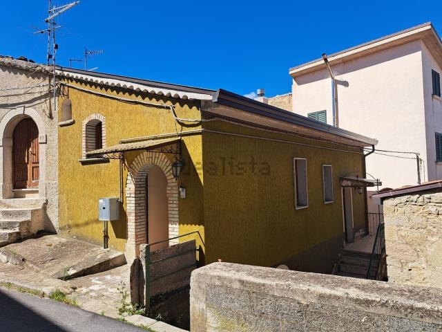 Casa di paese in vendita di 141 m² in Via Roma