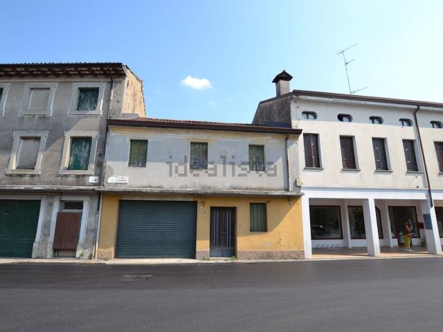 Casa di paese in vendita di 157 m² in Via Sclavons, 3
