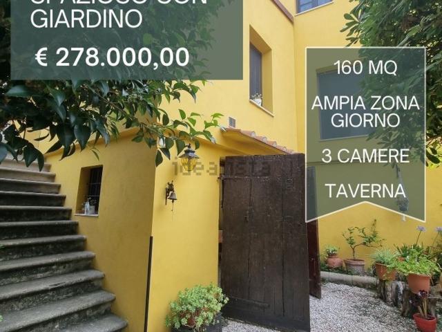 Casa di paese in vendita di 175 m² in Via Roma