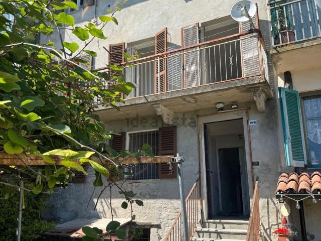 Casa di paese in vendita di 178 m² in Via Alfieri