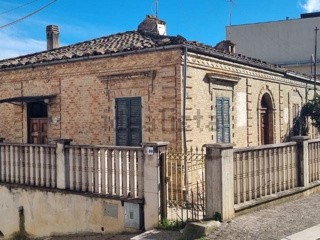 Casa di paese in vendita di 180 m² in Via Vittorio Emanuele, 36