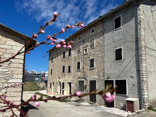 Casa di paese in vendita di 194 m² in Via Provalo