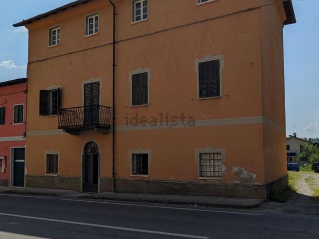 Casa di paese in vendita di 195 m² in Via Guasco