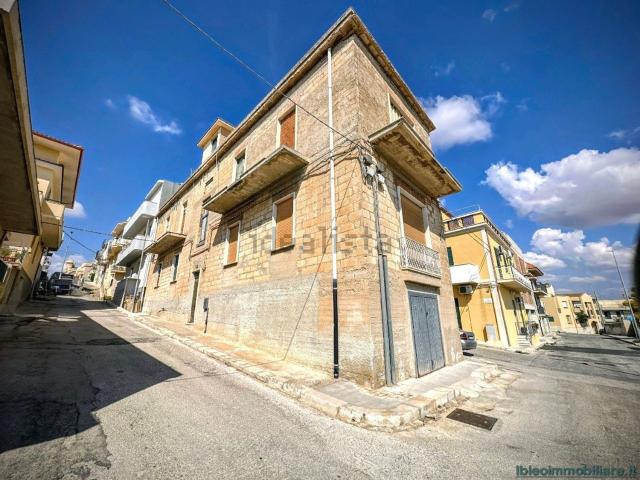 Casa di paese in vendita di 195 m² in Via San Lucia