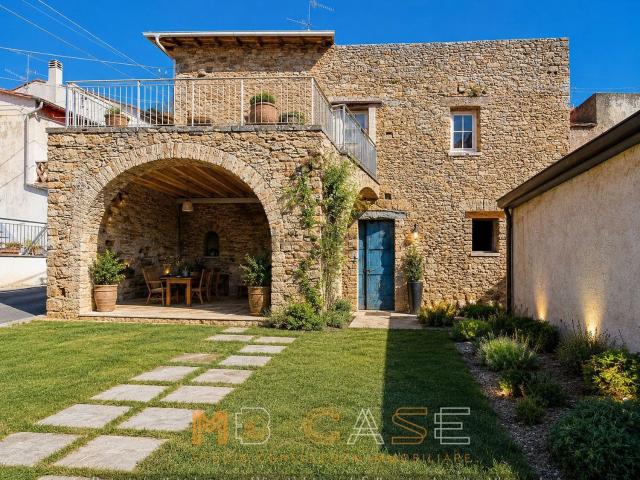Casa di paese in vendita di 215 m² in Via A. Siccardi, 2