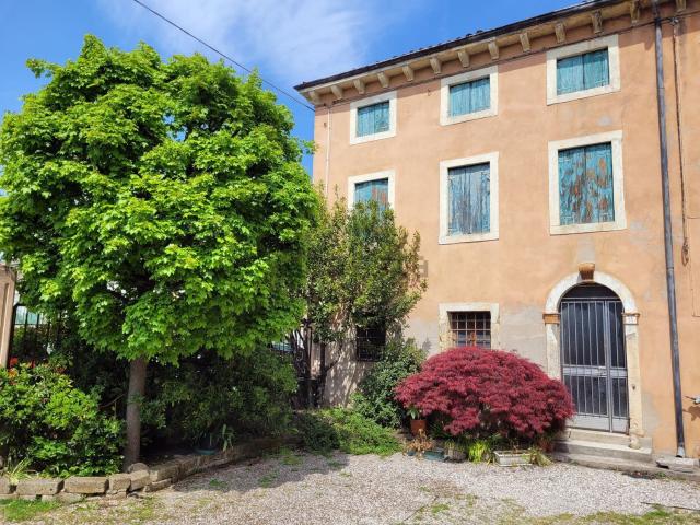 Casa di paese in vendita di 210 m² in Via Carlo Cipolla