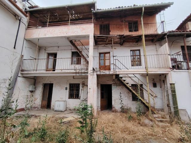 Casa di paese in vendita di 210 m² in Via Roda Marcellino, 19