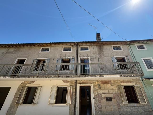 Casa di paese in vendita di 226 m² in Via Arcisi