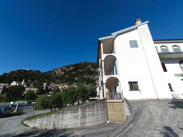 Casa di paese in vendita di 220 m² in Strada Provinciale 3 Tirrena, 36