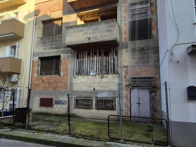 Casa di paese in vendita di 220 m² in Via Michelangelo Buonarroti, 97