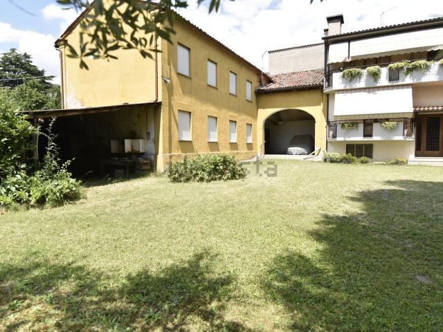 Casa di paese in vendita di 220 m² in Via Molinetto