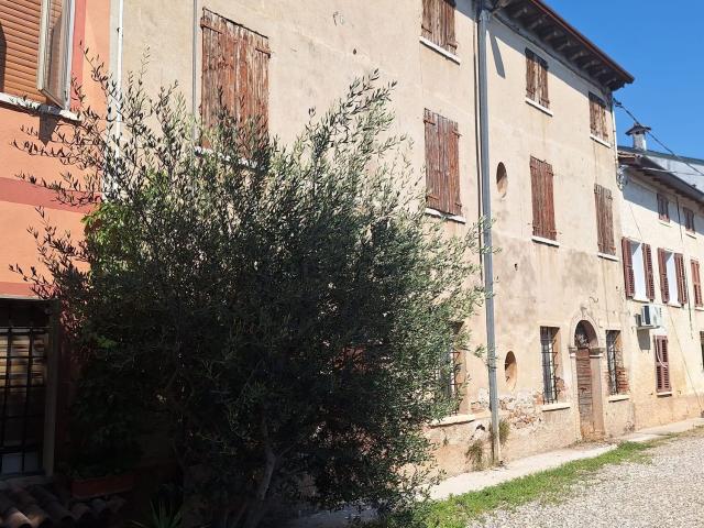 Casa di paese in vendita di 220 m² in Via Gioacchino Rossini